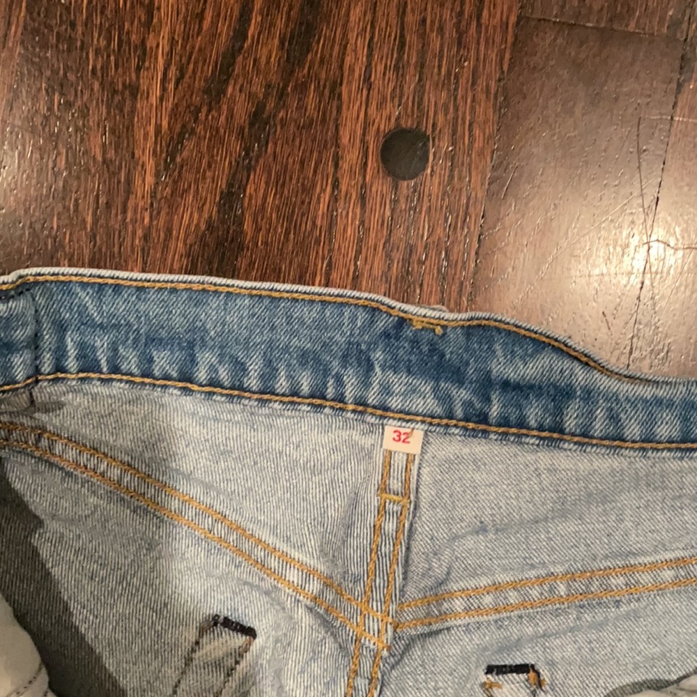 Light blue washed Levi’s - Picture 2 of 3
